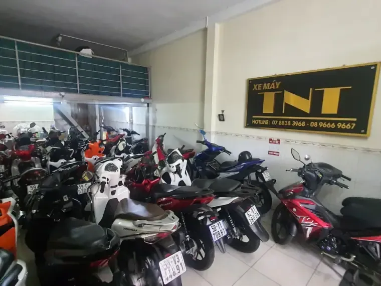 Bên trong cửa hàng xe máy TNT, 24 Bác Ái, Tân Phú