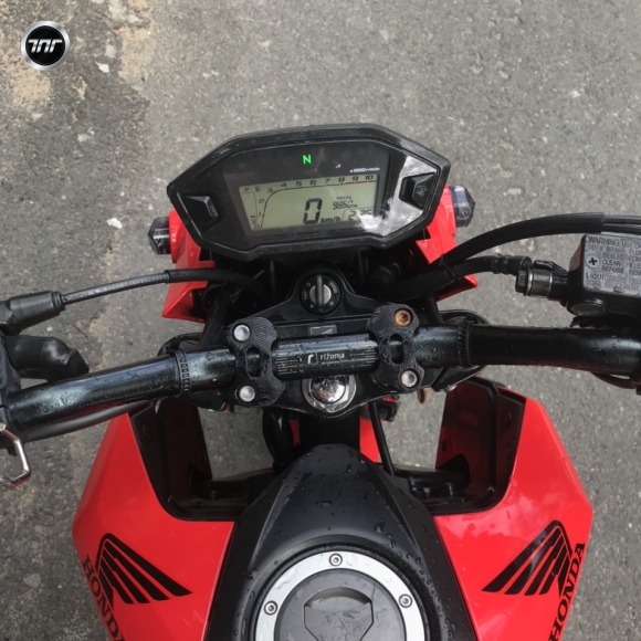 Moto con đỏ đen