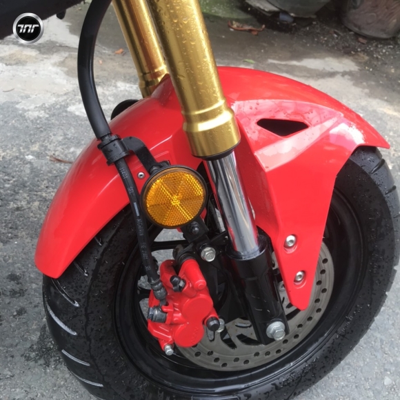 Moto con đỏ đen
