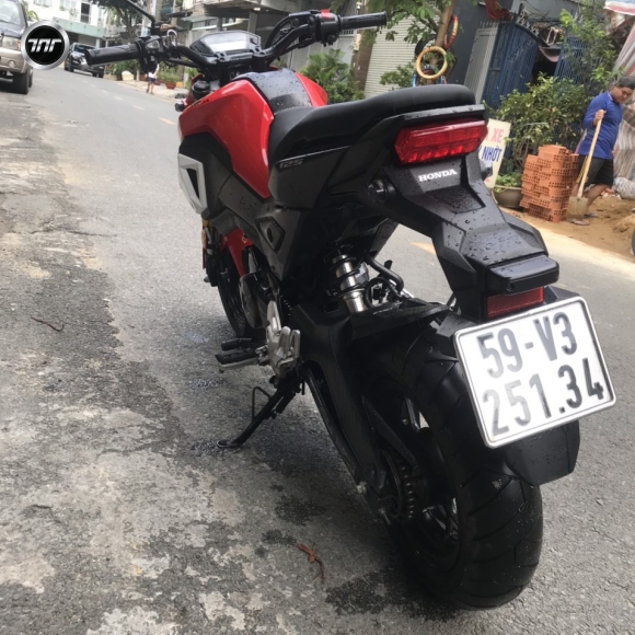 Moto con đỏ đen