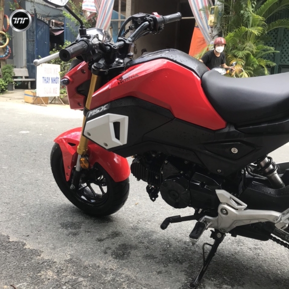 Moto con đỏ đen